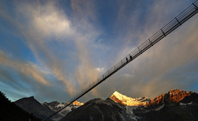 Вижте най-дългия висящ мост в света - 494 м във въздуха (СНИМКИ)