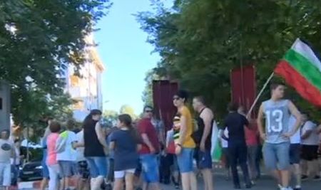 Протестиращите в Асеновград блокираха път, искат оставки