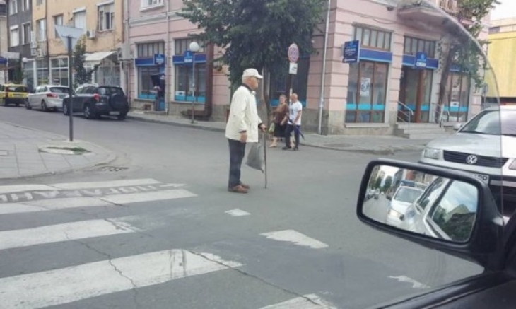Този дядо подлуди шофьорите: Отваря вратите по светофарите и се вмъква до водачите (СНИМКА)
