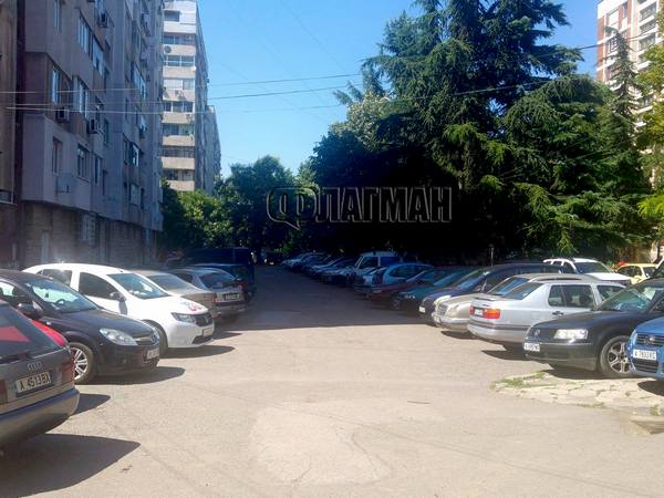 Изненада! Бургазлии поискаха Общинския съвет да замени безплатния им паркинг със синя зона (СНИМКИ)