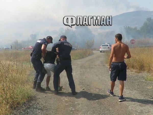 Екшън по време на пожара! Вижте ексклузивно ВИДЕО от ареста на мъж, отказал да се евакуира