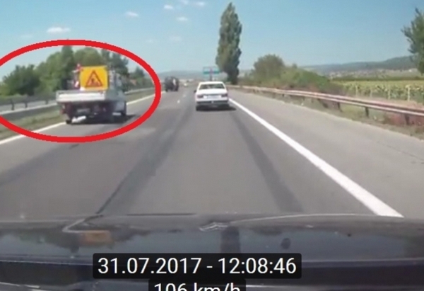 Съпругът на жената, загинала на магистралата: Как може камион на "Пътна сигнализация" да паркира в лявата лента?!