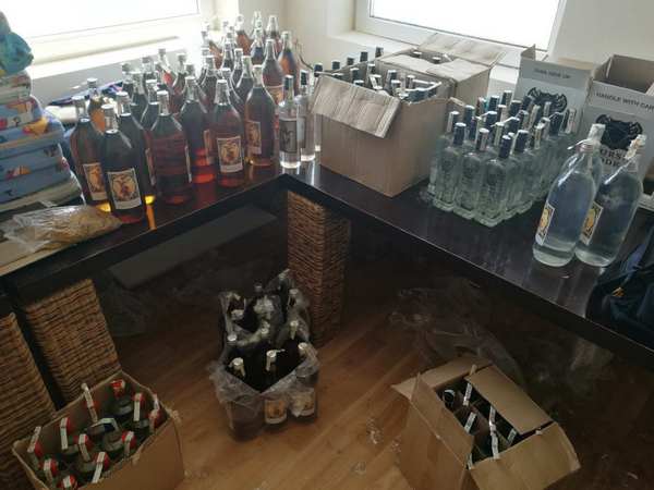 Митничари под прикритие посетиха хотел в Царево, иззеха близо 400 бутилки алкохол с фалшиви бандероли (СНИМКИ)