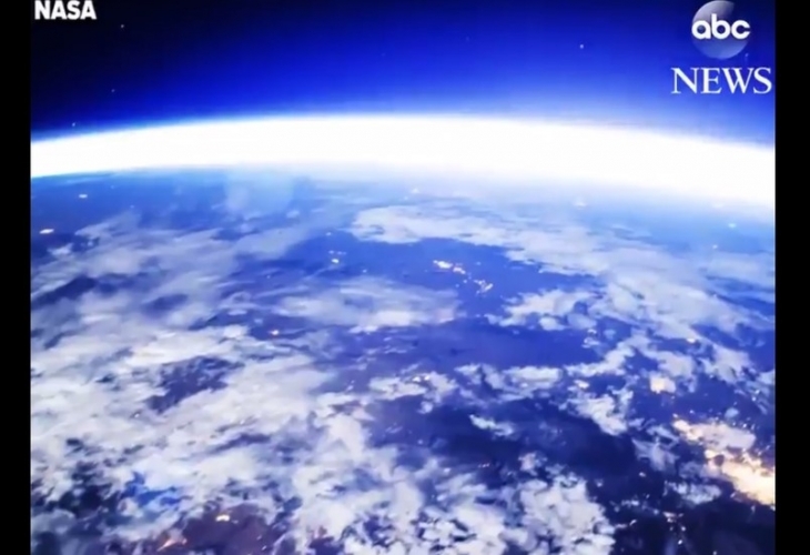 Астронавт от МКС засне уникално ВИДЕО от космоса как Луната осветява Земята
