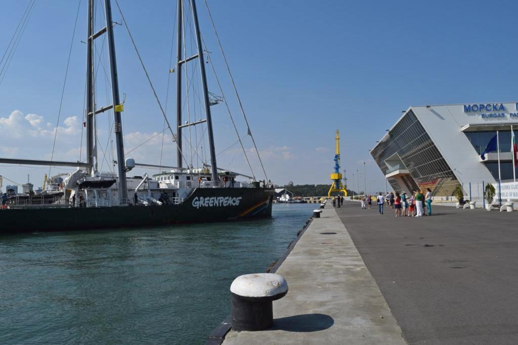 „Rainbow Warrior” акостира в пристанище Бургас