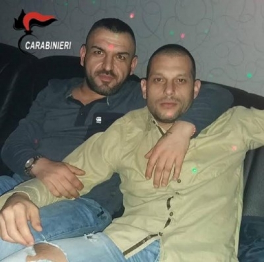 Познавате ли тези двама българи? Арестувани са в Неапол и са част от жестока банда, грабела и убивала наред
