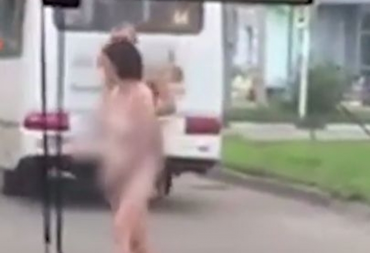 Чистак-бърсак гола жена се разходи по улицата (ВИДЕО 18+)