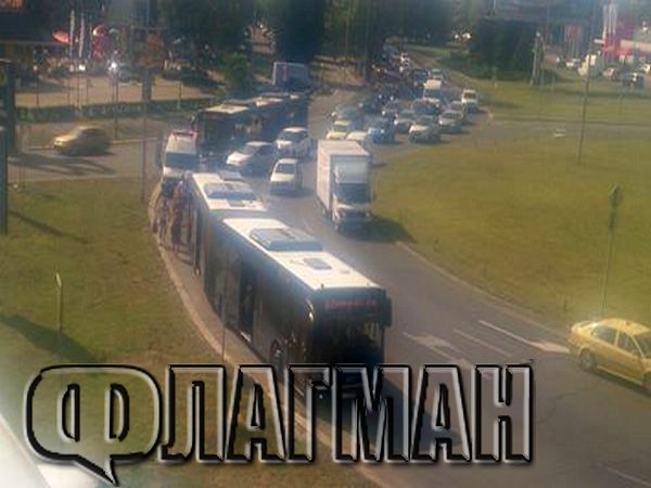 Извънредно! Свалиха пътниците от автобус Б2 в Бургас, криминалисти и линейка са на място (СНИМКА)