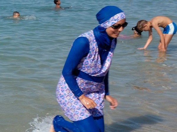 Мюсюлманка плати 490 евро за чистене на басейн, плувала с буркини