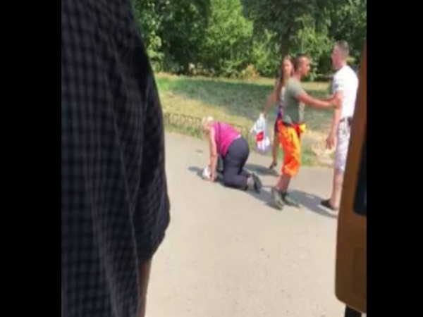 Пак агресия! Мъж изрита възрастна жена на автобусна спирка (ВИДЕО)