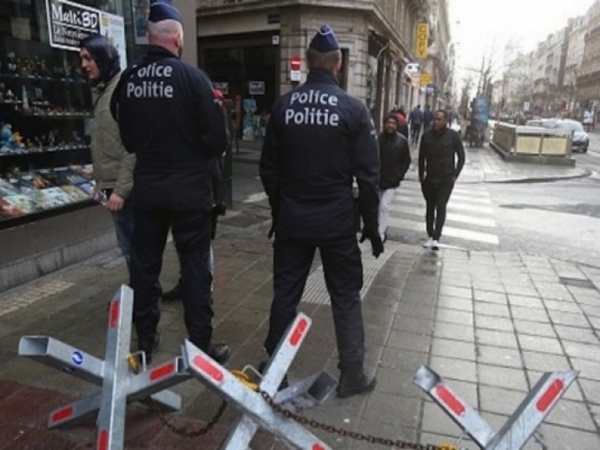 От последните минути: Стрелба в Брюксел! Отцепиха квартал "Моленбек", където се криеха терористите, потопили Европа в кръв (СНИМКИ)