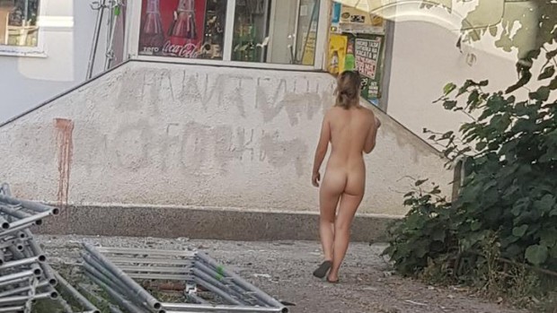 Чисто гола блондинка се пусна по улиците на Бургас!
