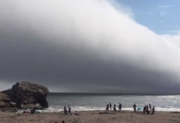 Гигантски облак се появи от нищото и скри небето над Калифорния, хората панически бягат от плажа (ВИДЕО)
