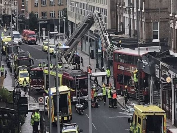 Двуетажен автобус се заби в магазин в Лондон (СНИМКИ)