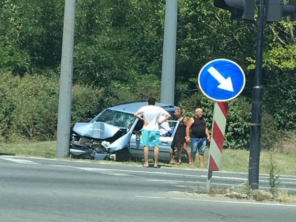 Жестока катастрофа на входа на жк "Меден рудник": Автомобил се вряза в стълб, шофьорът е ранен