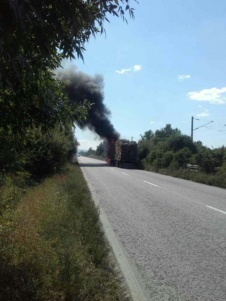 От последните минути: Затвориха главен път заради пламнал камион (СНИМКА)