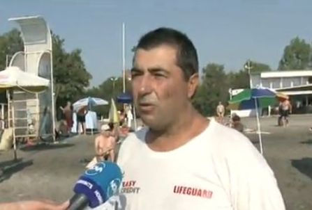 Спасител от Бургас зове плажуващите да не влизат в морето пияни или преяли (ВИДЕО)
