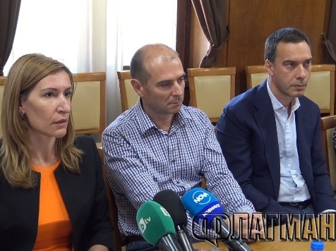 Министърът на туризма Николина Ангелкова за къмпингуващите на „Корал”: Всеки трябва да спазва законите в тази страна (ВИДЕО)