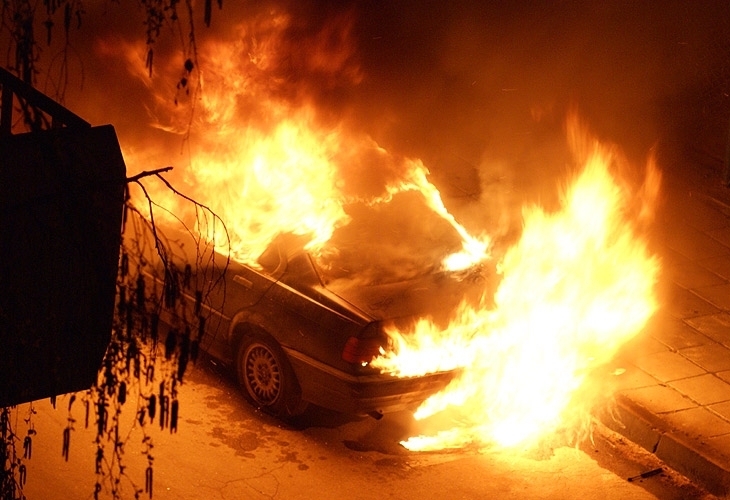 Огнен ад! Кола изгоря до основи след удар в камион