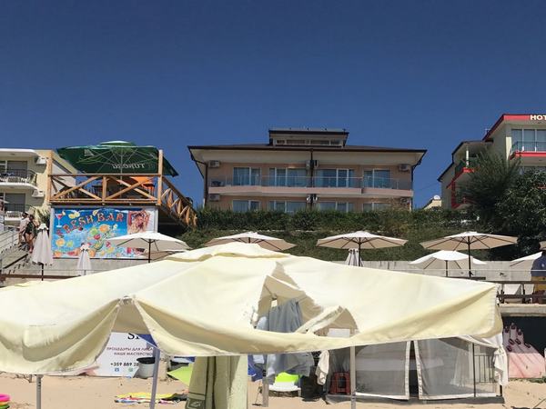 Пълна подигравка! Туристи плащат за скъсани чадъри на плаж "Равда-Академика"