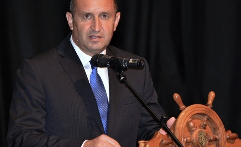 Президентът Румен Радев обясни защо клекна пред зеления октопод