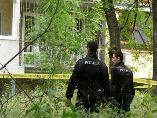 Намериха тялото на умъртвено бебе между жилищни блокове в Перник