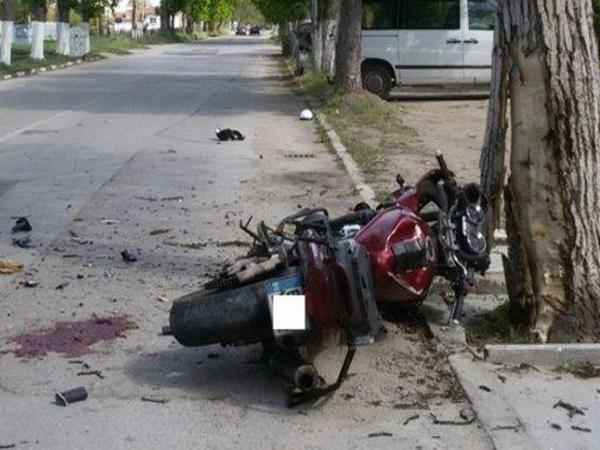 Моторист загина на място след сблъсък в крайпътно дърво