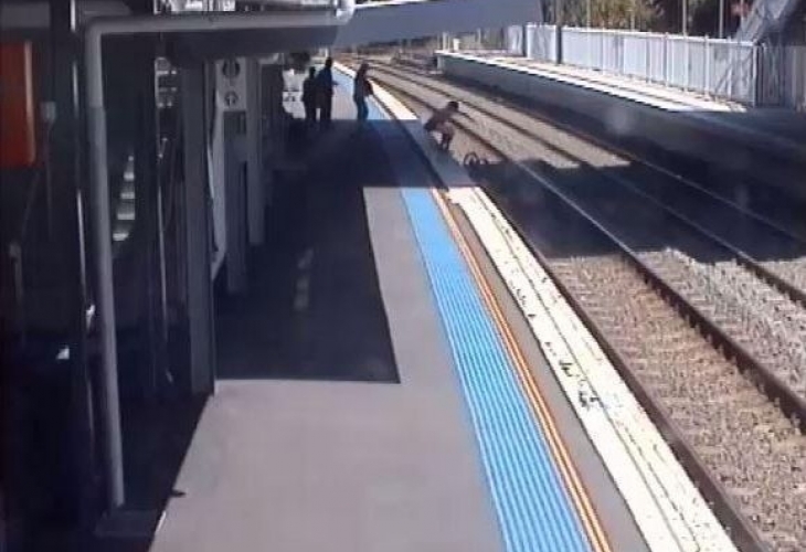 Майка изпусна количка с бебе на линията пред приближаващ се влак, вижте какво се случи (ВИДЕО)