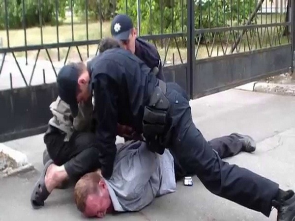 Среднощен екшън: Полицаи спряха „Пежо” за проверка и стана страшно