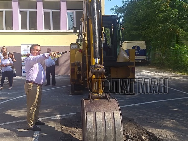 Първа копка: Търговската гимназия в Бургас с нов физкултурен салон за 1 млн.лева (ВИДЕО)