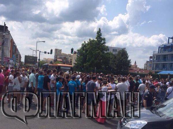 Спонтанната демонстрация в Слънчев бряг прерасна в сериозен протест, стотици затвориха булеварда (ВИДЕО)