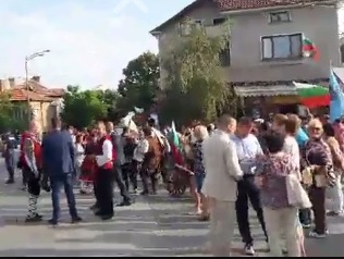 Извънредно! Жители на Обзор затвориха пътя Бургас-Варна заради скандално решение на Бургаския съд, протестират с гайди