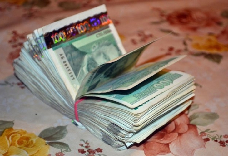 Пълен шаш: Богата българка даде 140 хиляди лева на прислужниците си, за да не я разследва полицията