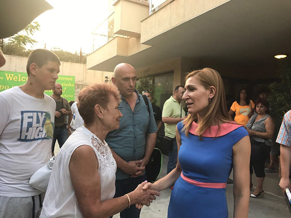 Министър Ангелкова лично съдейства да бъдат настанени туристи в Черноморец, заплашени да останат без подслон