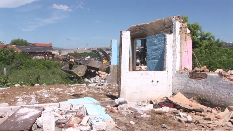 Събориха още 10 незаконни къщи в ромската махала в Асеновград