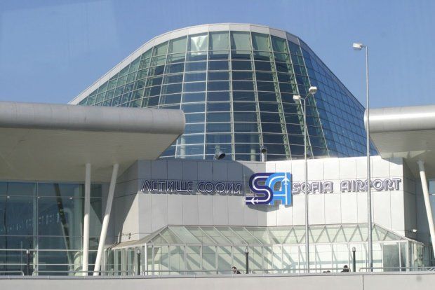 Пътници на България ер чакат повече от 15 часа на летище София