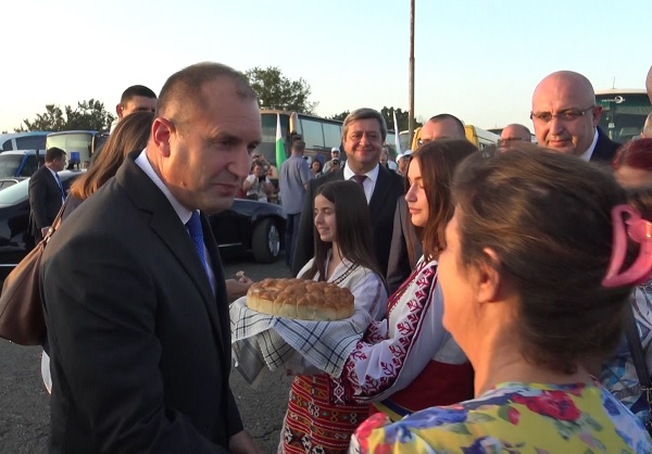 Възторжена тракийка поднесе сантиментален подарък на президента Радев на Петрова нива (ВИДЕО)