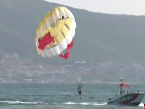 Българският Худини с един от най-опасните номера, скача с усмирителна риза в морето край Слънчев бряг (ВИДЕО)