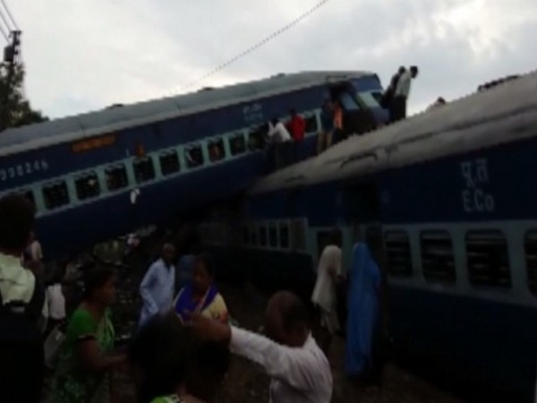 Най-малко 20 загинаха, а 150 са ранени, след като влак дерайлира (СНИМКИ и ВИДЕО)