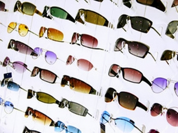 Експерти бият тревога заради фалшиви слънчеви очила, здравето ви е застрашено (ВИДЕО)