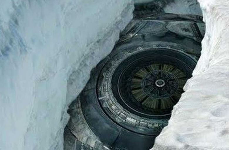Гигантски НЛО погребан под ледовете на Антарктида (ВИДЕО)