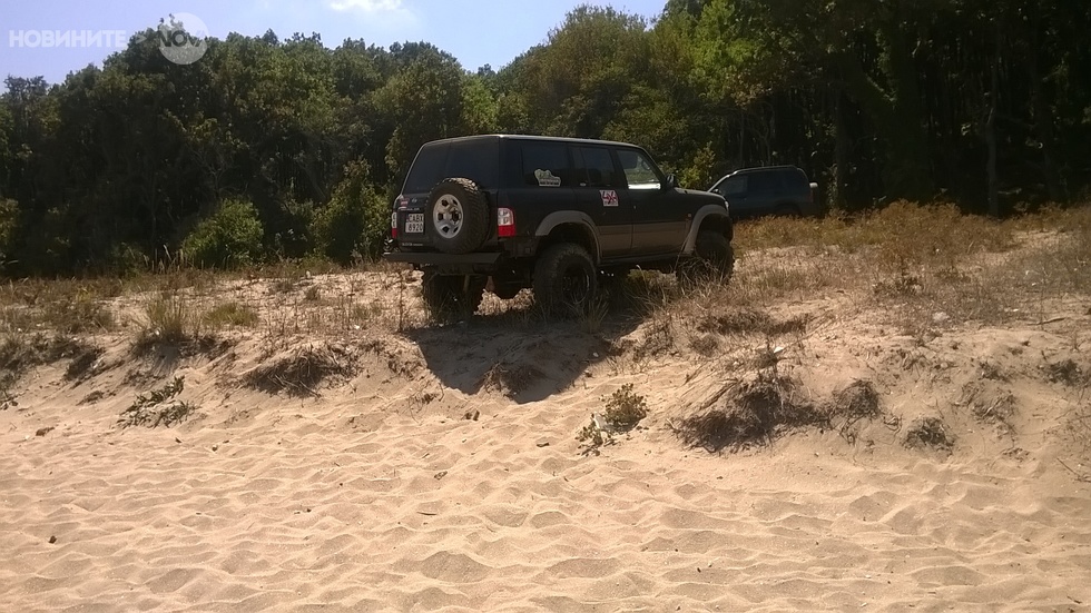 Баровци паркират джипове върху дюните в Синеморец (СНИМКИ)