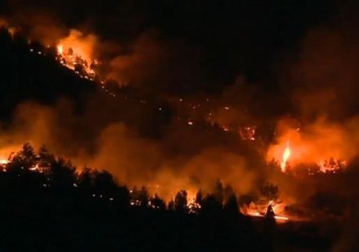 Голям пожар в Кресненското дефиле, евакуирани са жителите на две села