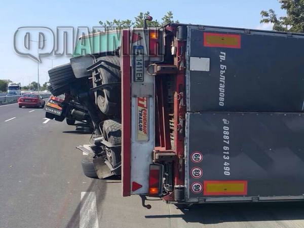 МВР: Необезопасен товар е обърнал камиона пред опасната каравана с кюфтетата