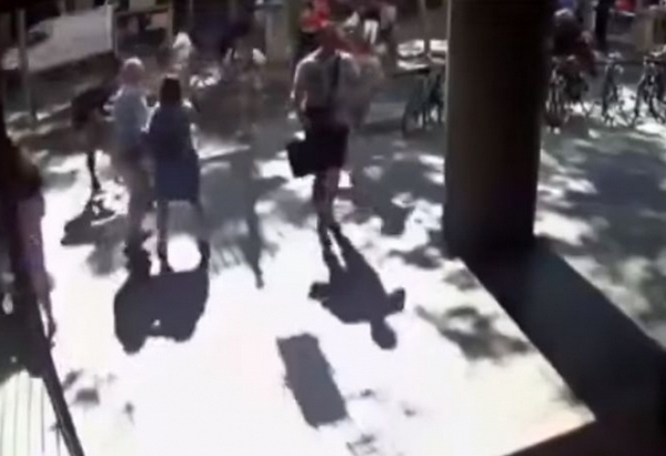 Нови зловещи кадри от терора в Барселона! Вижте как белият ван гази хората като мравки(ВИДЕО)