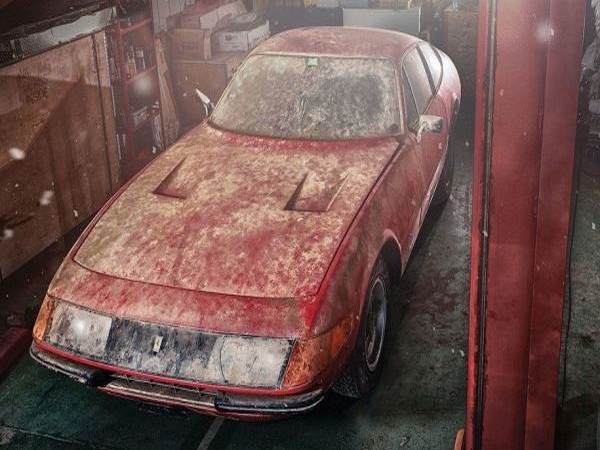 Продават бижу на Ferrari, прекарало близо 40 г. в гараж