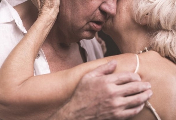 Потресаващо! Дом за стари хора поощрява 93-годишен слaбоумен дядо да използва проститутки