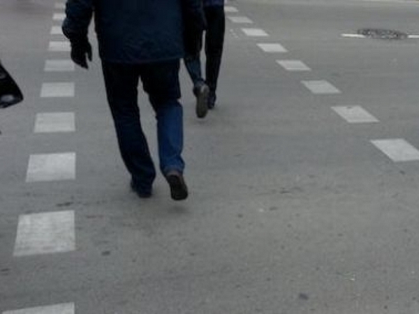 Шофьор на рейс помете дядо на пешеходна пътека, старецът бере душа