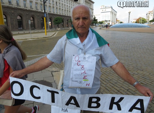 Приятел на бащата на Бойко Борисов протестира всяка сряда срещу премиера – иска му оставката заради измама в Банкя (СНИМКИ)