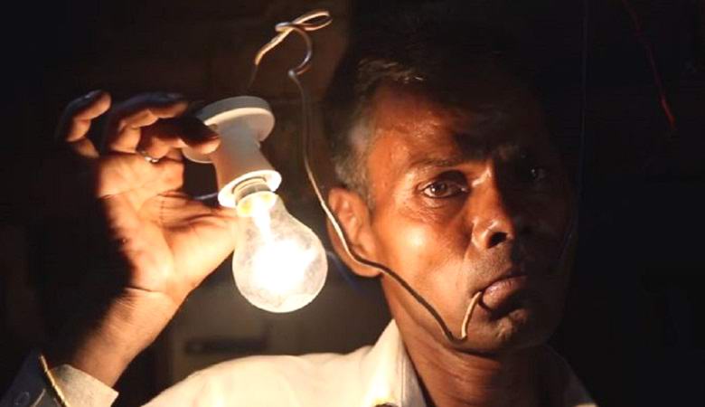 42-годишен мъж се храни с ток